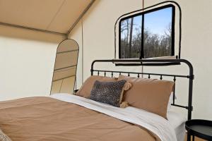 Rustic Lakefront Glamping Under the Stars with River Accesss & Kayaking in Wewahitchka, Florida