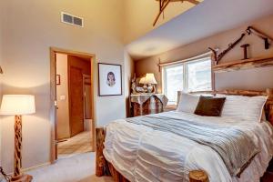 Luxurious Accommodation with a Hot Tub for a Mountain Getaway in Breckenridge, Colorado