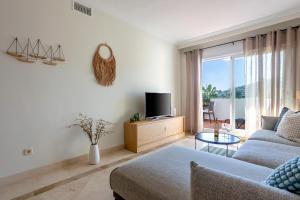 Modern Sea & Golf View 2-Bedroom Apartment with Pool and Terrace in Calanova
