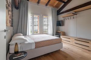Bright 2BR - 2BA - AC - Central Bologna