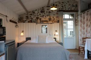 Chambre studio au Bord de la Piscine chauffée et privée pour vous le soir !