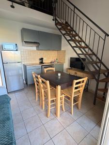 Appartement de trois pièces entre la mer et les montagnes avec piscine