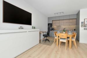 Modern Pet-Friendly Apartment with Parking and Balcony by Noclegi Renters