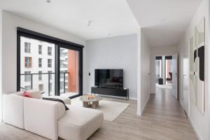 2-Bedroom Specious Apartment with Gym near Metro Rondo Daszyńskiego