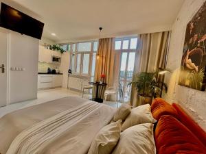 Apartament I LOVE PIOTRKOWSKA z wielkim lustrem, balkonem i klimatyzacją