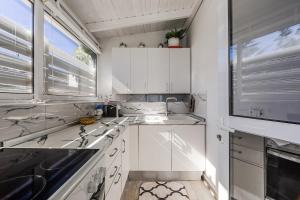 Blue Bay Sea View Apartment with Free Parking by PikHost