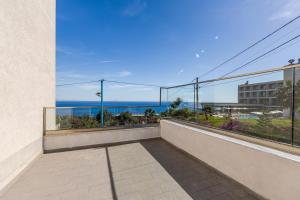 Blue Bay Sea View Apartment with Free Parking by PikHost