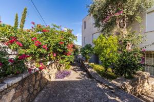 Blue Bay Sea View Apartment with Free Parking by PikHost