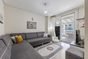 Blue Bay Sea View Apartment with Free Parking by PikHost