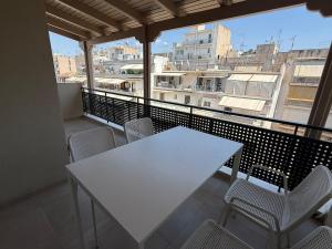 Top Floor Apt - 5 min to Metro, 5 min to Sea