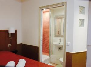 Hotels Hotel Marignan : photos des chambres