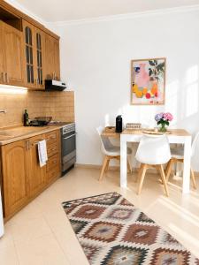 Compact Studio with Sunset View - sleeps 3