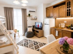 Compact Studio with Sunset View - sleeps 3