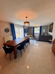 Villa Familiale avec Piscine Privée pour 10 Pers