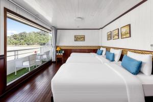 Oasis Bay Party Cruise - Ha Long Bay Tour