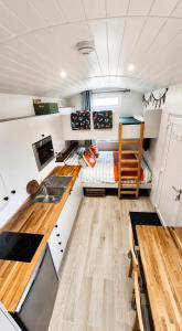 Modern Shepherd Hut with Views, near Alton Towers