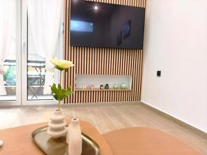 Floral Home 4 - Athens 2 BR apt, Close to Metro!
