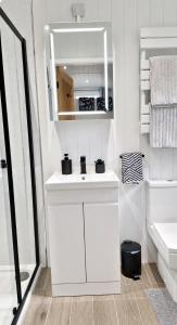 Modern Shepherd Hut with Views, near Alton Towers
