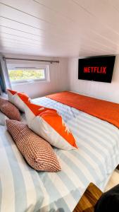 Modern Shepherd Hut with Views, near Alton Towers