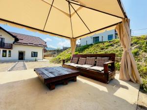 Travelers Nest by Casa Calatorului
