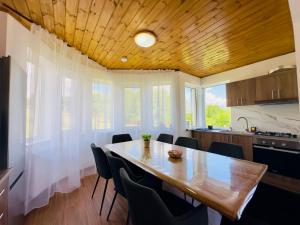 Travelers Nest by Casa Calatorului