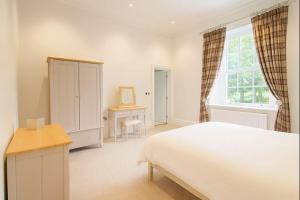 Peak View Manor House, Penrith Sleeps up to 13