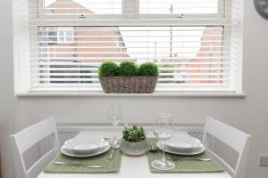 Amazing house with central location TV downstairs and in bedroom super fast WiFi and crisp white hotel linen hosted by Our Home Short Stays