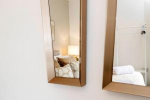 Amazing house with central location TV downstairs and in bedroom super fast WiFi and crisp white hotel linen hosted by Our Home Short Stays