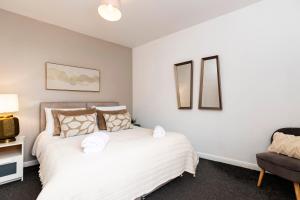 Amazing house with central location TV downstairs and in bedroom super fast WiFi and crisp white hotel linen hosted by Our Home Short Stays