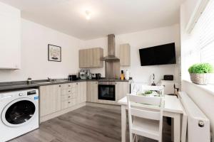 Amazing house with central location TV downstairs and in bedroom super fast WiFi and crisp white hotel linen hosted by Our Home Short Stays