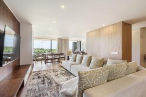 Seaside Beach Condo by Minhos Guest