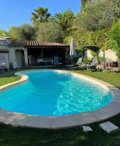 Bas de villa avec piscine