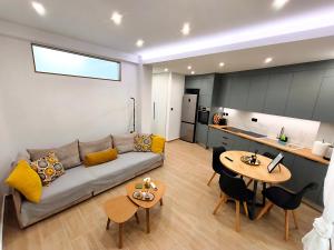 Floral Home 4 - Athens 2 BR apt, Close to Metro!
