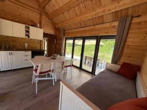 Chalet en bois indépendant, terrasse et accès piscine