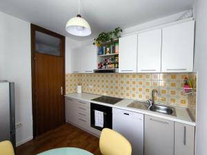 Apartments with sea view, terrace and free parking