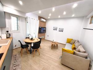 Floral Home 4 - Athens 2 BR apt, Close to Metro!
