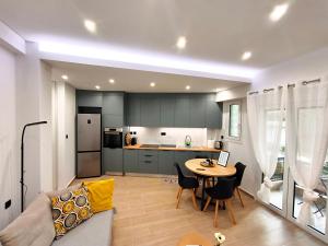 Floral Home 4 - Athens 2 BR apt, Close to Metro!