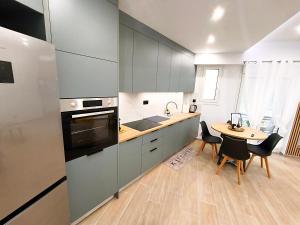 Floral Home 4 - Athens 2 BR apt, Close to Metro!