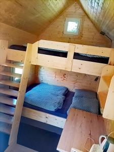 Chata na kolech 4L v areálu Koupaliště Bystré v Orlických horách