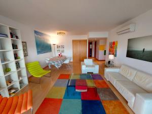 Homey Luxury Apartment, Direct access to pool, Close to beach & town with AC
