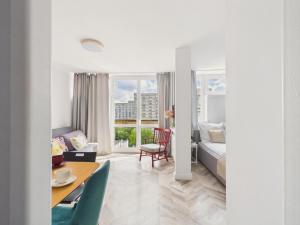 Jana Pawła II City Center Apartment by Solarento