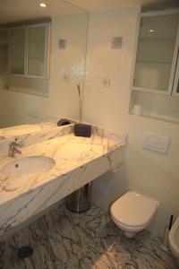 Homey Luxury Apartment, Direct access to pool, Close to beach & town with AC
