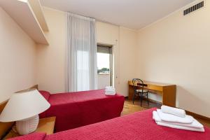 Bright Apartment with a View, Pool and Parking