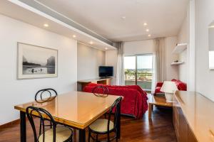 Bright Apartment with a View, Pool and Parking
