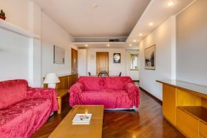 Bright Apartment with a View, Pool and Parking