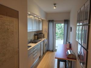 Homey Luxury Apartment, Direct access to pool, Close to beach & town with AC