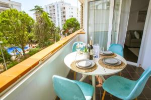 AL52 Charming apartment steps from the beach