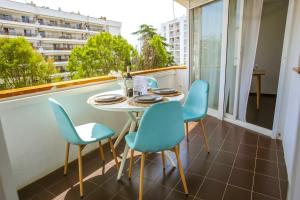 AL52 Charming apartment steps from the beach