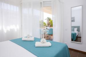 AL52 Charming apartment steps from the beach