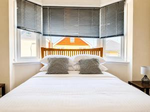 Spacious Four Bedroom in Southbourne - Close to Beach - Large Patio - Parking - Sleeps 6